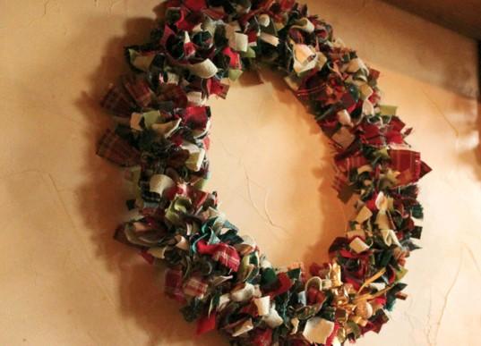 diy wreath 537x387 5 Consejos para Decorar tu Hogar en Navidad de Forma Eco 