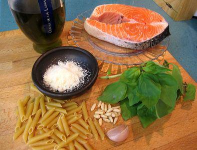 Macarrones integrales con salmón fresco y pesto de albahaca. macarrones-integrales-con-salmon-fresco-y-pesto-de-albahaca-