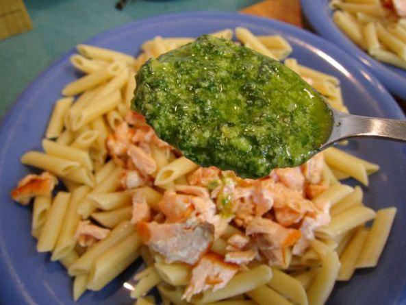 Macarrones integrales con salmón fresco y pesto de albahaca. http://i.fosfor.se/i07/070212_2a.jpg