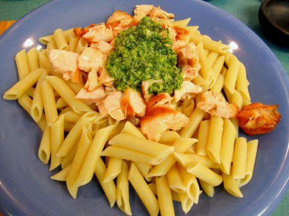 Macarrones integrales con salmón fresco y pesto de albahaca. Macarrones integrales con salmón fresco y pesto de albahaca.