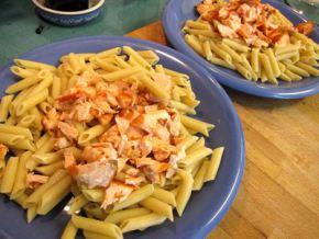 macarrones-integrales-con-salmon-fresco-y-pesto-de-albahaca-13 Macarrones integrales con salmón fresco y pesto de albahaca.