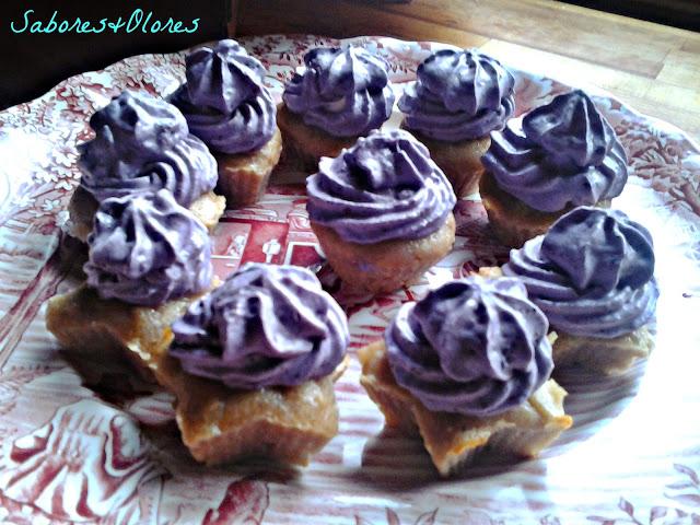 MINI CUPCAKES DE CASTAÑA Y OPORTO CON NATA Y MORAS MINI CUPCAKES DE CASTAÑA Y OPORTO CON NATA Y MORAS