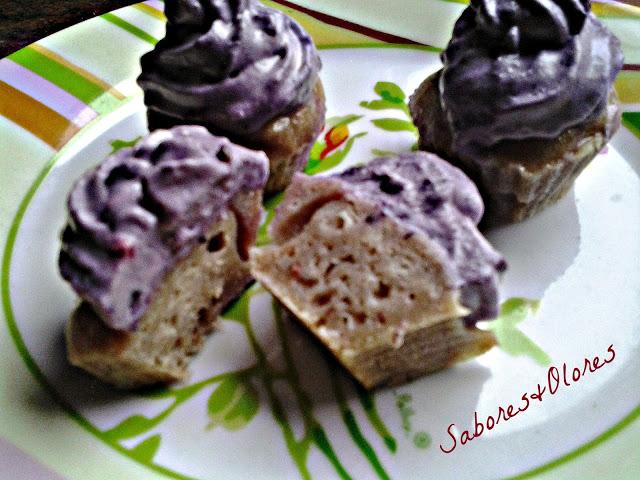 MINI CUPCAKES DE CASTAÑA Y OPORTO CON NATA Y MORAS MINI CUPCAKES DE CASTAÑA Y OPORTO CON NATA Y MORAS