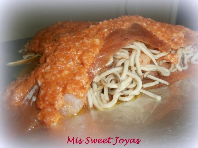 Salmón relleno de gulas y gambas con salsa de tomate Salmón relleno de gulas y gambas con salsa de tomate