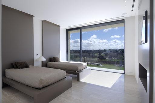 Interiores de viviendas emblemáticas a-cero: vivienda en pozuelo de