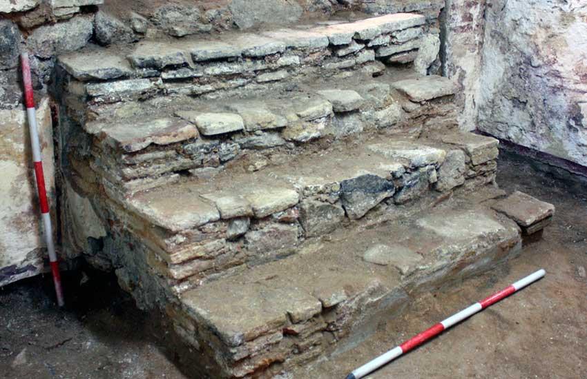 De la jugueteria a la bodega;de la bodega al baño Escalera de los Baños del Angel