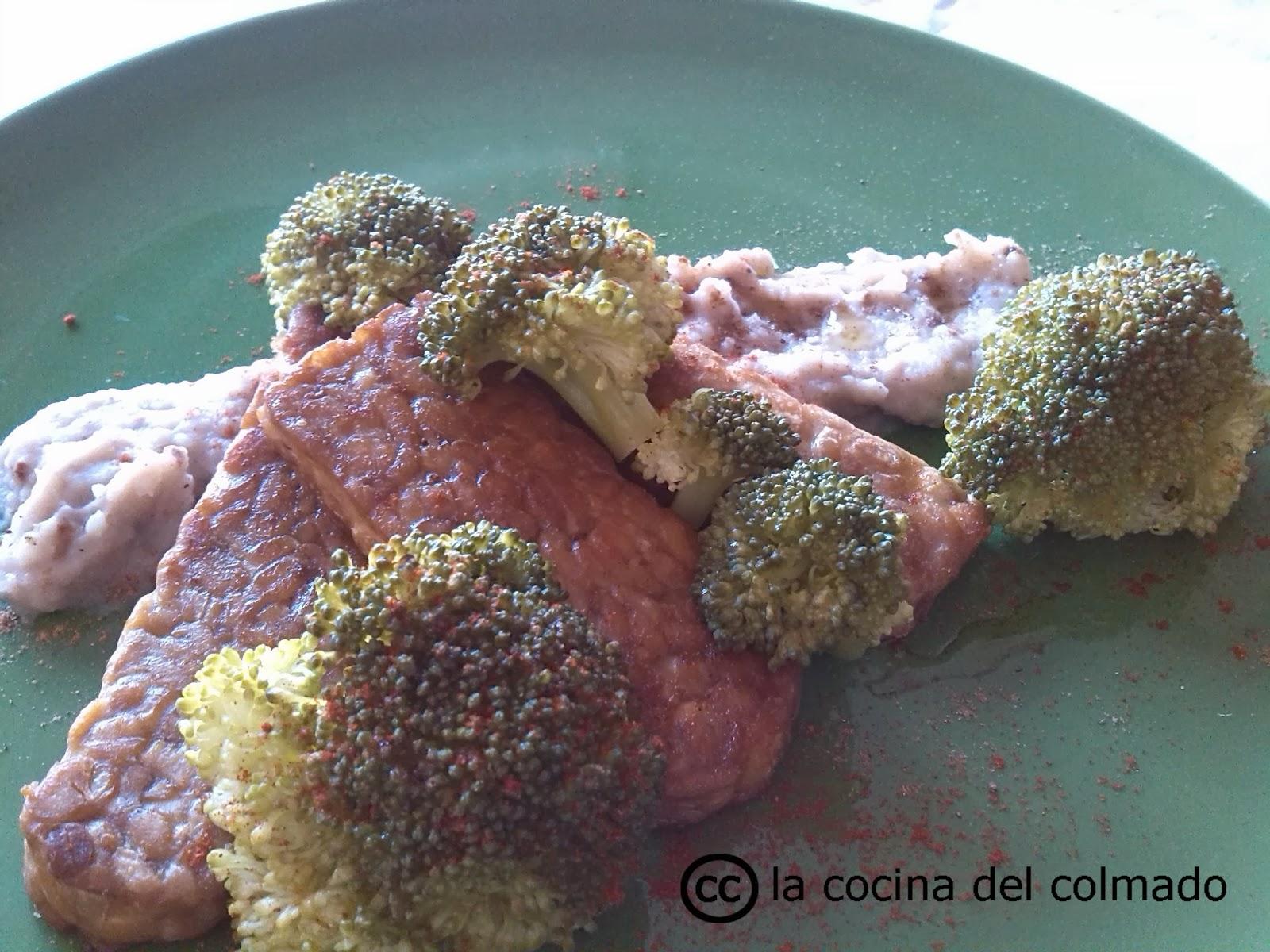 Tempeh macerado con guarnición de brócoli y puré de castañas Tempeh macerado con guarnición de brócoli y puré de castañas