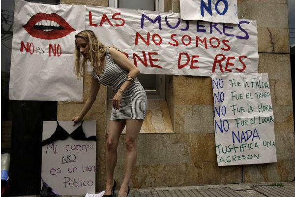 Un plantón en minifalda en Bogotá .