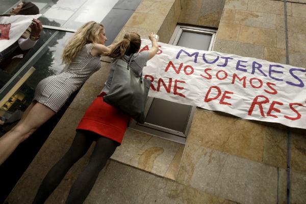 Un plantón en minifalda en Bogotá .