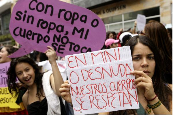 Un plantón en minifalda en Bogotá .