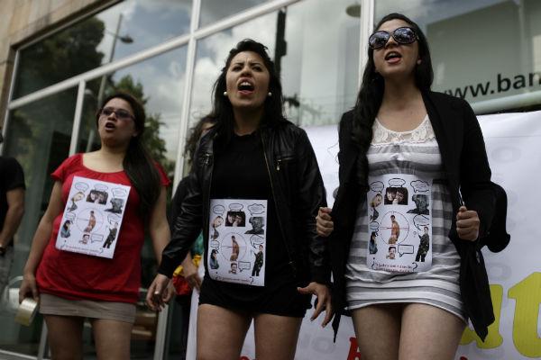 Un plantón en minifalda en Bogotá .