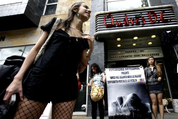 Un plantón en minifalda en Bogotá .