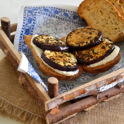 TOSTAS DE BERENJENA A LAS FINAS HIERBAS CON CREMA DE QUESO DE OVEJA TOSTAS DE BERENJENA A LAS FINAS HIERBAS CON CREMA DE QUESO DE OVEJA
