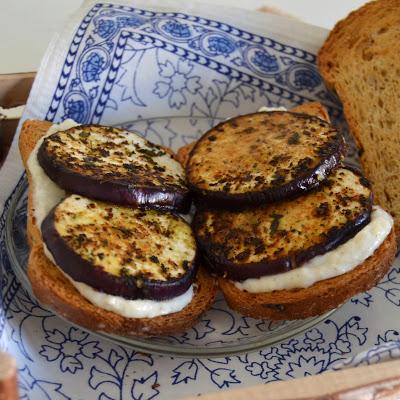 TOSTAS DE BERENJENA A LAS FINAS HIERBAS CON CREMA DE QUESO DE OVEJA TOSTAS DE BERENJENA A LAS FINAS HIERBAS CON CREMA DE QUESO DE OVEJA