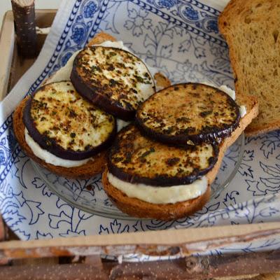 TOSTAS DE BERENJENA A LAS FINAS HIERBAS CON CREMA DE QUESO DE OVEJA TOSTAS DE BERENJENA A LAS FINAS HIERBAS CON CREMA DE QUESO DE OVEJA