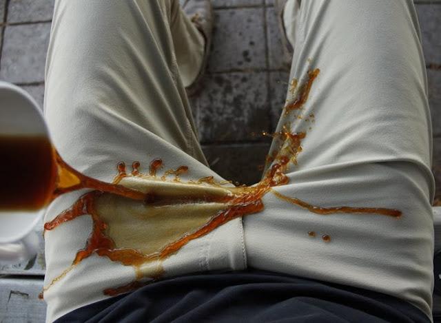Ledge Pants Ledge Pants, los pantalones que no se ensucian. Una taza de café cae sobre el pantalón.