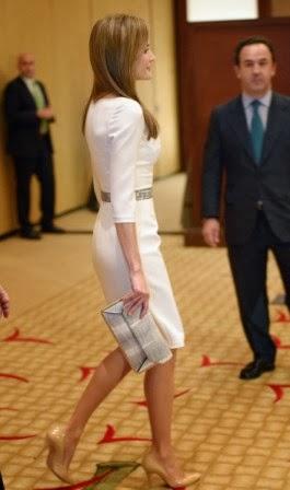 Dña. Letizia, elegante estilo en Miami con vestido blanco de Varela