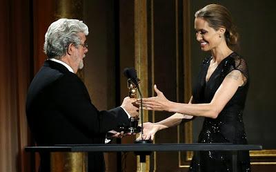 Angelina Jolie, premiada por su labor solidaria
