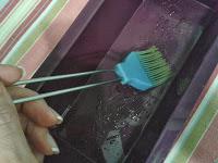 Untando un molde de silicona con aceite untando un molde de silicona con aceite