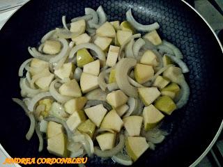 POLLO CON CEBOLLA, MANZANA, CURRY Y LECHE DE COCO POLLO CON CEBOLLA, MANZANA, CURRY Y LECHE DE COCO