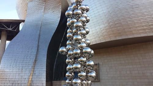 Paseando por el Guggenheim Bilbao.