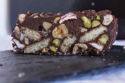 Barritas de chocolate crujiente con malvaviscos, avellanas y pistachos - Cakes a medida Barritas de chocolate crujiente con malvaviscos, avellanas y pistachos