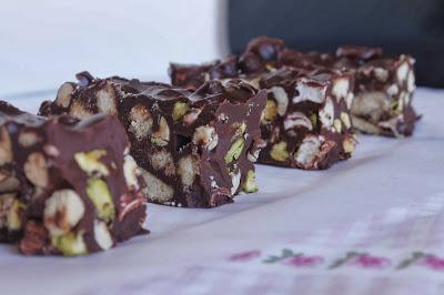 Barritas de chocolate crujiente con malvaviscos, avellanas y pistachos - Cakes a medida Barritas de chocolate crujiente con malvaviscos, avellanas y pistachos