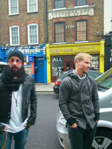 Backstreet boys paseando por Londres backstreet boys en Londres