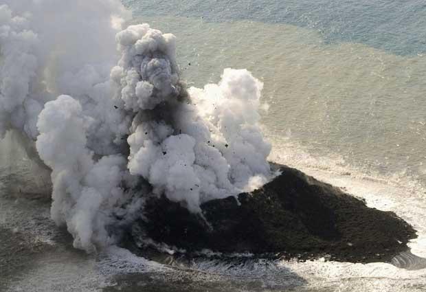 Fotos y video: emerge una nueva isla al Sur de Japón producto de actividad volcánica 1854972