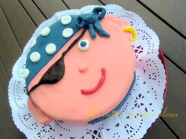 Tarta pirata para Julián (Sin gluten) con tarta de chocolate en su interior Tarta pirata para Julián (Sin gluten) con tarta de chocolate en su interior