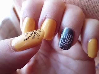 Manicura amarilla estampada. manicura amarilla