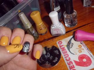 Manicura amarilla estampada. manicura estampada