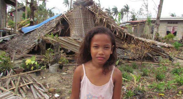 niña filipina afectada por el tifón Haiyan