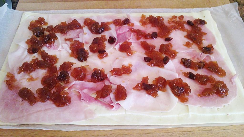 01072012053 Caracolas de hojaldre con queso, jamón cocido, pasas y cebolla caramelizada