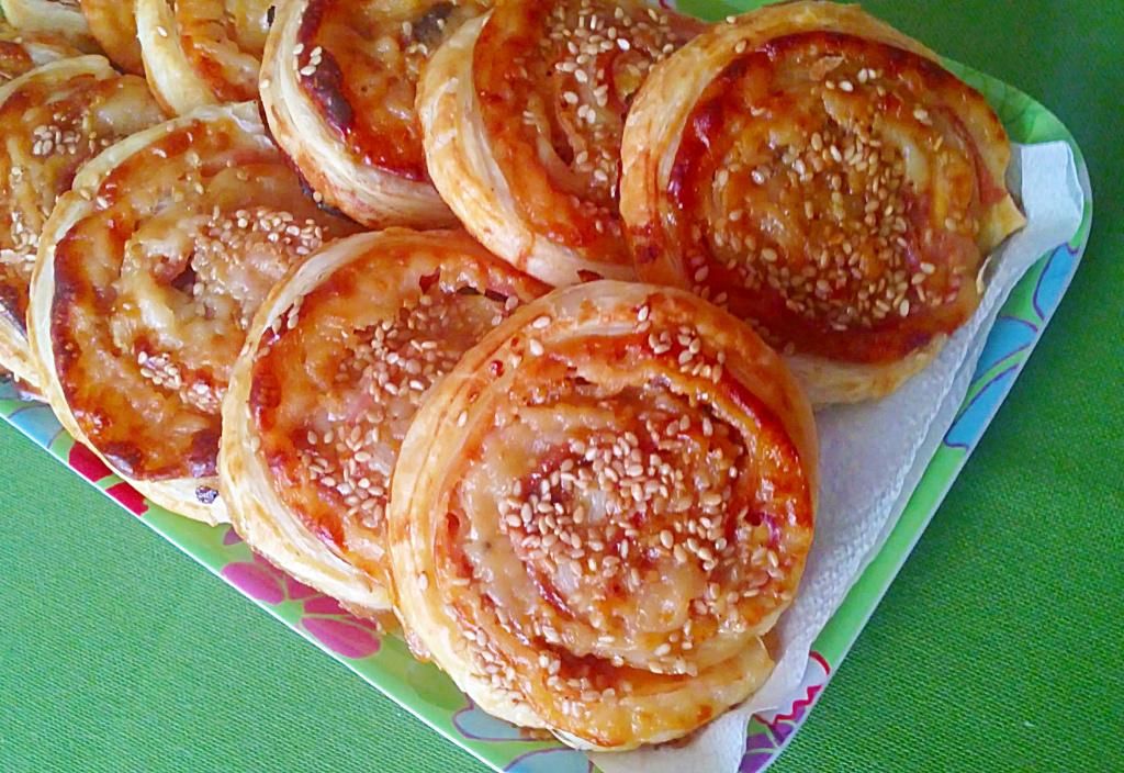 01072012067 Caracolas de hojaldre con queso, jamón cocido, pasas y cebolla caramelizada