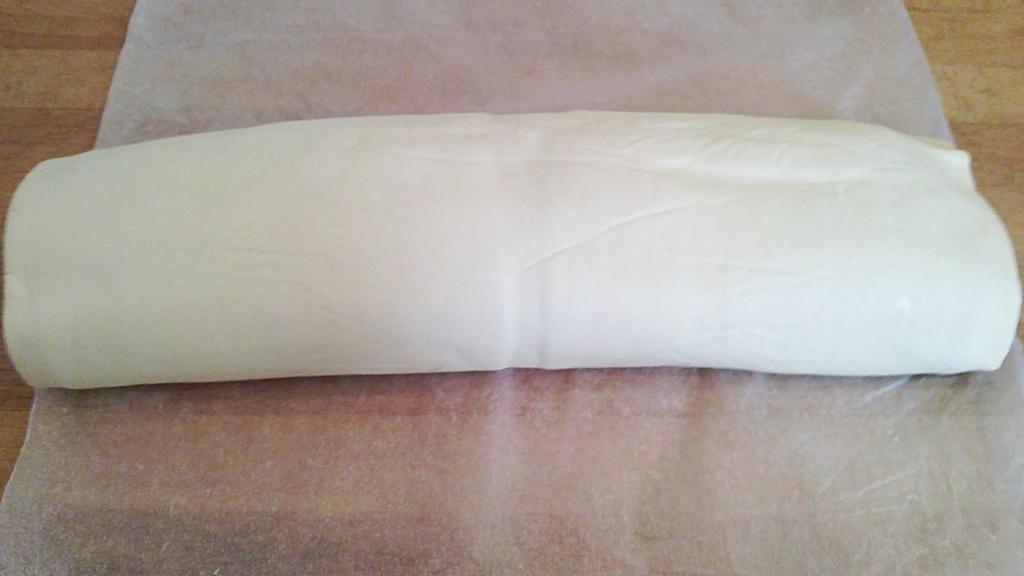 01072012054 Caracolas de hojaldre con queso, jamón cocido, pasas y cebolla caramelizada