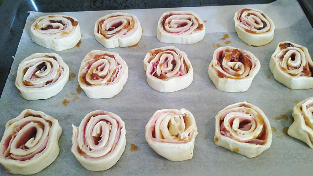 01072012058 Caracolas de hojaldre con queso, jamón cocido, pasas y cebolla caramelizada