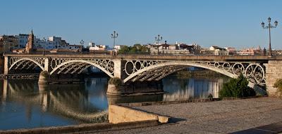 El Puente de Triana no es el más antiguo de sus características El Puente de Triana no es el más antiguo de sus características