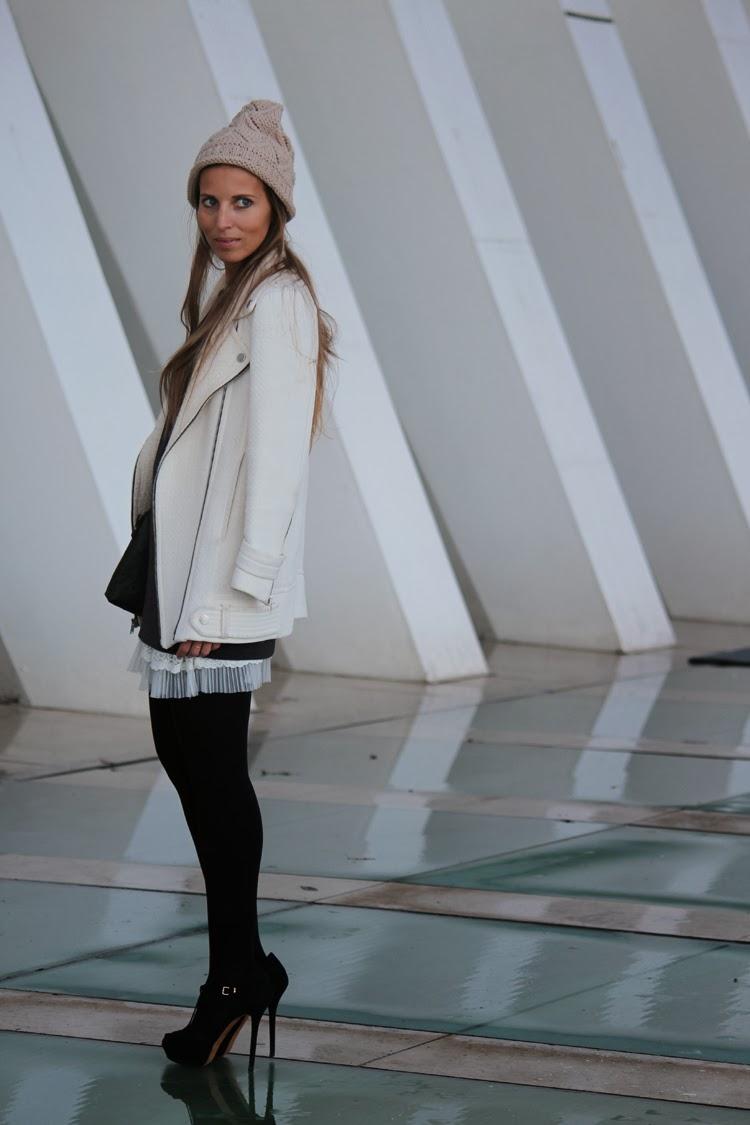 G R E Y L I K E S W H I T E G R E Y L I K E S W H I T E