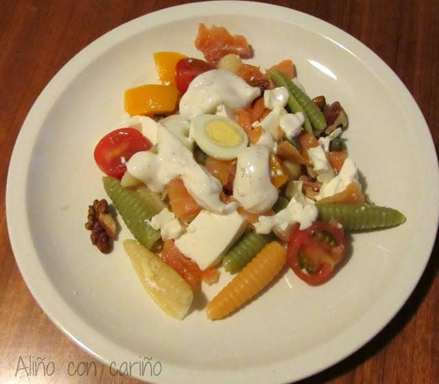 ENSALADA DE CARACOLAS DE PASTA TRICOLOR CON AHUMADOS Y HUEVOS DE CODORNIZ