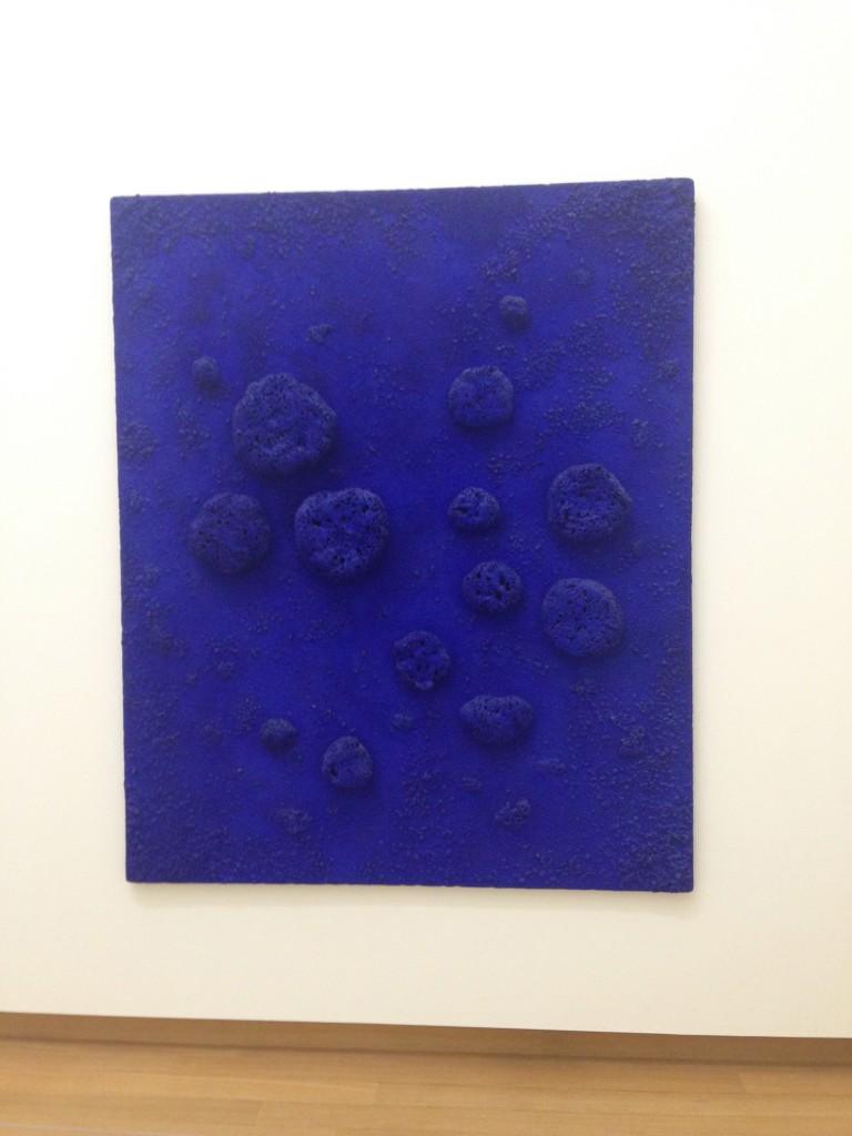Yves Klein Laccord bleu, 1960 Madera, esponja, piedras pequeñas y pintura