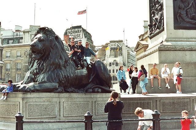 Decálogo del turista español en Londres Leones en Trafalgar Square