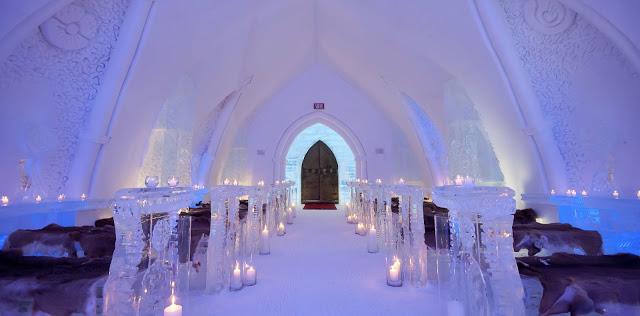 Hotel de Glace - capilla de hielo con luces