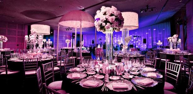 Es Tendencia: combinar lámparas con candelabros y con centros de flores en banquetes de boda