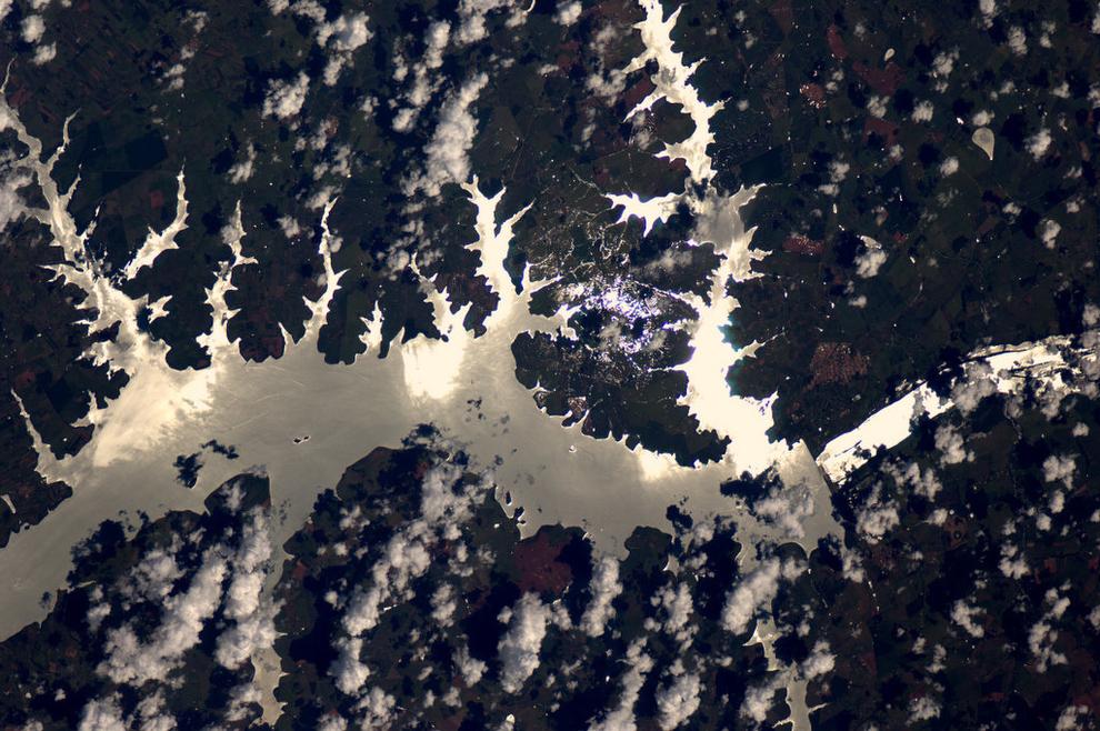 7 Reflejo del sol sobre un rio en Brazil 30 Impresionantes imágenes del Planeta Tierra visto desde el Espacio 