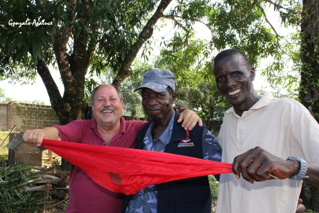 El 6 de julio, Garayoa celebró el chupinazo con sus amigos Hassan y Medo Mansaray. / Foto Gonzalo Araluce.