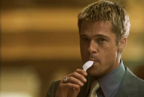 Brad Pitt y su costumbre de comer en sus películas a_560x375