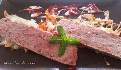 5 RECETAS SORPRENDENTES AL MICROONDAS Pastel de carne en microondas con crujiente de boniato, patata y chirivia.