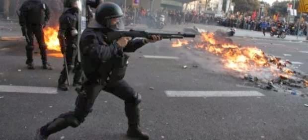 ASÍ PEGAN LOS MOSSOS EN BARCELONA...Y LOS PSICÓPATAS DE MÁS DE VEINTE PAÍSES, QUIEREN VENR A PEGAR AQUÍ, COMO QUEDAN IMPUNES...!!!28-11-2013... ASÍ PEGAN LOS MOSSOS EN BARCELONA...Y LOS PSICÓPATAS DE MÁS DE VEINTE PAÍSES, QUIEREN VENR A PEGAR AQUÍ, COMO QUEDAN IMPUNES...!!!28-11-2013...