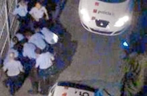 ASÍ PEGAN LOS MOSSOS EN BARCELONA...Y LOS PSICÓPATAS DE MÁS DE VEINTE PAÍSES, QUIEREN VENR A PEGAR AQUÍ, COMO QUEDAN IMPUNES...!!!28-11-2013... ASÍ PEGAN LOS MOSSOS EN BARCELONA...Y LOS PSICÓPATAS DE MÁS DE VEINTE PAÍSES, QUIEREN VENR A PEGAR AQUÍ, COMO QUEDAN IMPUNES...!!!28-11-2013...